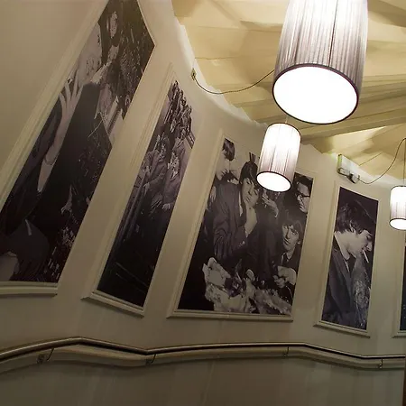 Hard Days Night Otel 4*