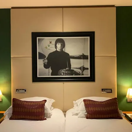 Hard Days Night Otel 4*