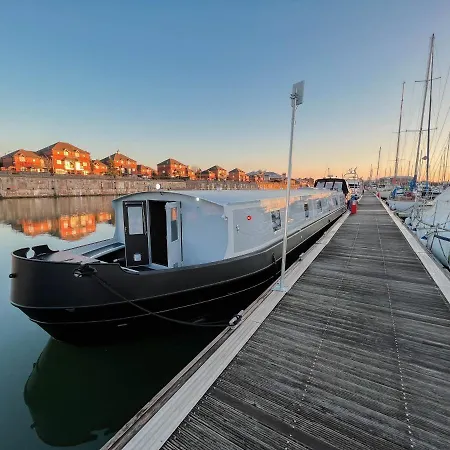 Úszó hotel Luxury Wide Beam Canal Boat In The Docks Liverpool