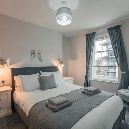 Clarence Street Town House Apartment *
