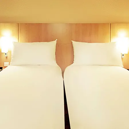 Ibis Centre Dock - One Hotel 3*