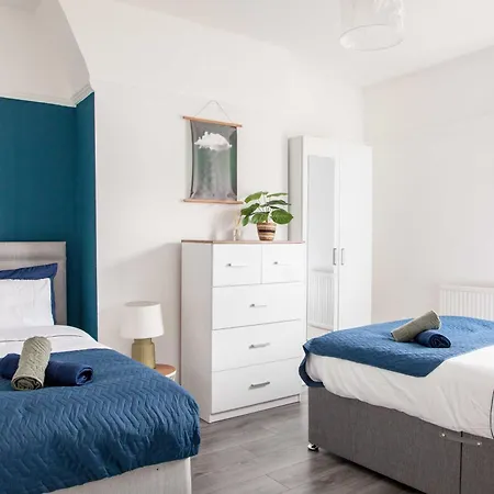 Spacious For Mid - Long Stays, 4 Bedrooms, Sleeps Upto 10 Ferienhaus *