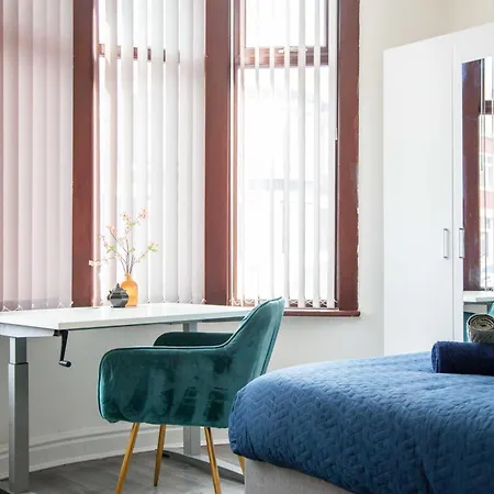 Spacious For Mid - Long Stays, 4 Bedrooms, Sleeps Upto 10 Liverpool
