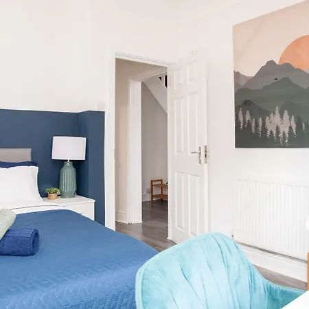 Spacious For Mid - Long Stays, 4 Bedrooms, Sleeps Upto 10 Ferienhaus
