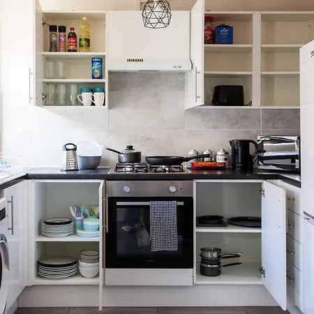 Ferienhaus Spacious For Mid - Long Stays, 4 Bedrooms, Sleeps Upto 10 *