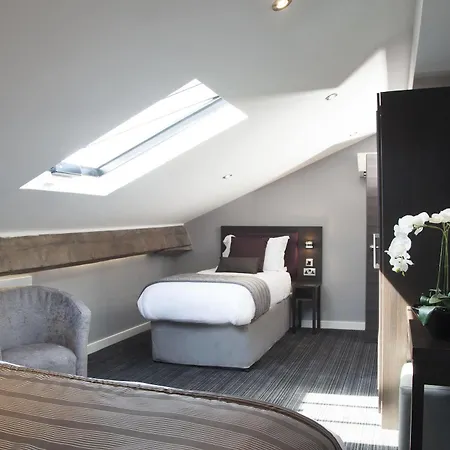 Epic Duke Street Aparthotel 4*