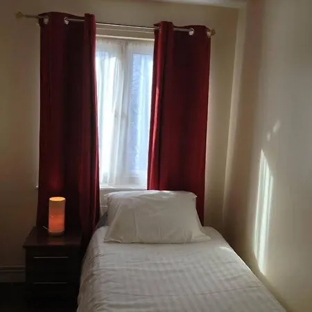 Oyo Arinza Apartments, 3* Liverpool