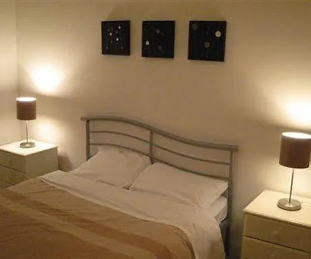 Hotel Oyo Arinza Apartments, 3*