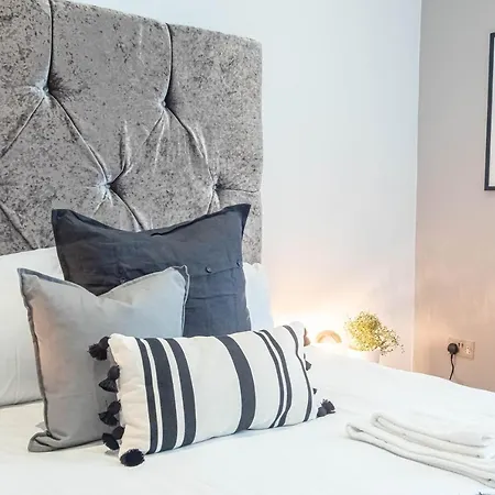 Luxe Near Albert Docks - 3 Graces - One - Business, Contract & Corporate Ready Liverpool