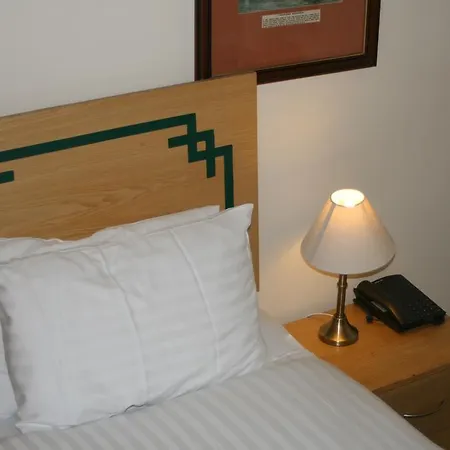 Hotel Hanover & Mccartney's Bar 2*