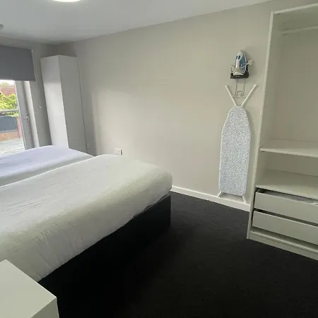 Mays - 102 Mill Street, Free Parking, 2 Minute Walk To Baltic Market And Centre - Sleep 1-10 Guests
