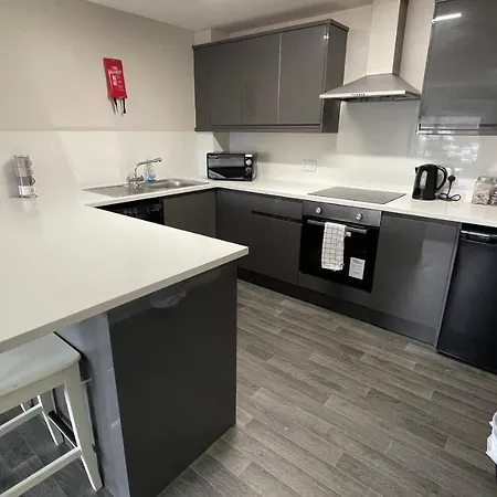 Апарт-отель Mays - 102 Mill Street, Free Parking, 2 Minute Walk To Baltic Market And Centre - Sleep 1-10 Guests 3*