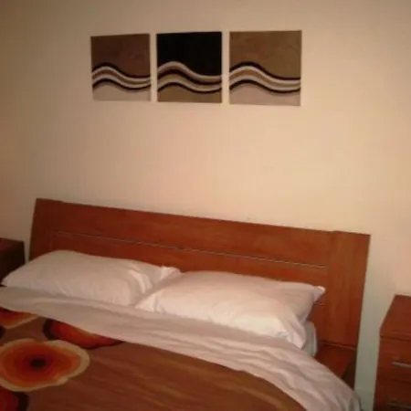 Hotel Oyo Arinza Apartments,