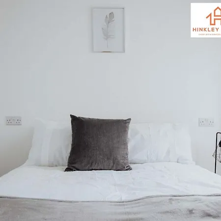 Modern Townhouse - Free Gated Parking - Centre - 5 ! By Hinkley Homes Short Lets & Serviced