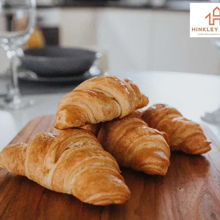Modern Townhouse - Free Gated Parking - Centre - 5 ! By Hinkley Homes Short Lets & Serviced بيت للعطل
