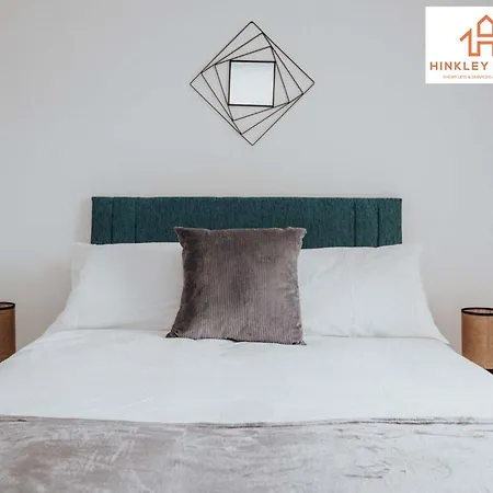 Modern Townhouse - Free Gated Parking - Centre - 5 ! By Hinkley Homes Short Lets & Serviced