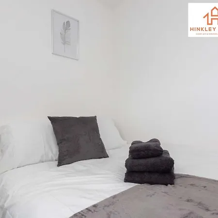 Modern Townhouse - Free Gated Parking - Centre - 5 ! By Hinkley Homes Short Lets & Serviced *