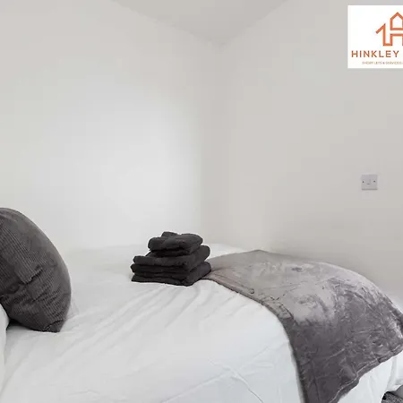 Modern Townhouse - Free Gated Parking - Centre - 5 ! By Hinkley Homes Short Lets & Serviced بيت للعطل *