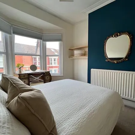 2025 Award Winner Strawberry House - 3 Bedrooms Holiday home Liverpool