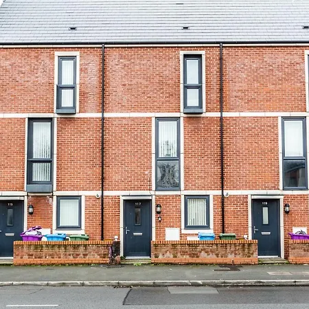 Modern Townhouse - Free Gated Parking - Centre - 5 ! By Hinkley Homes Short Lets & Serviced *
