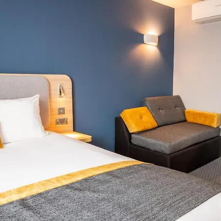 & Lounge Hotel