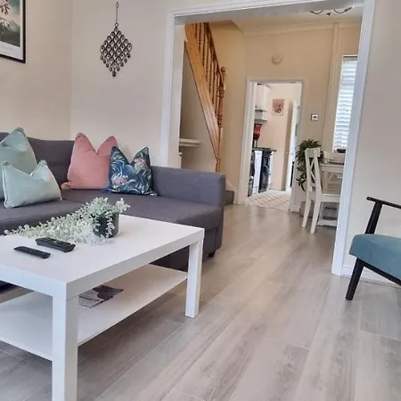 Toffees Townhouse A 2 Bed House In 1 Mins Walk To Goodison Park