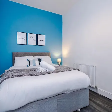 度假居 Spacious House Near Centre -sleeps 8 - Parking 利物浦