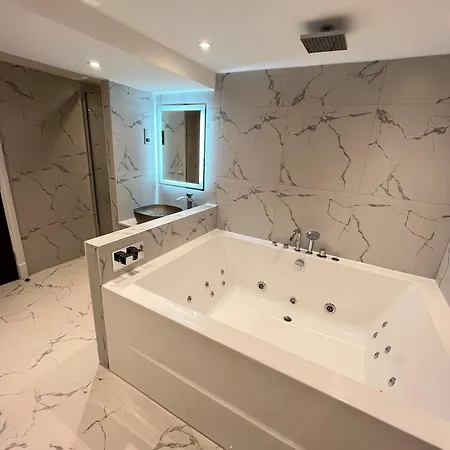 Philharmonic Szálloda 4*