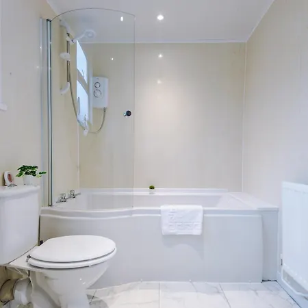 Spacious House Near Centre -sleeps 8 - Parking *