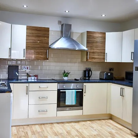 Starr 6 Bedrooms, 6 Bathrooms شقة