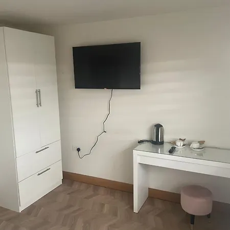 Luxurious 4 Bedroom House Vendégház *