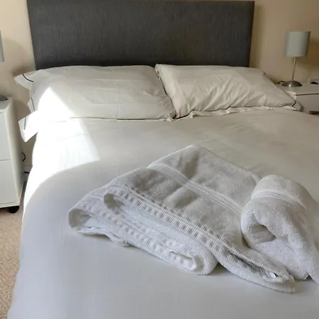2 Bedroom Flat, Centre