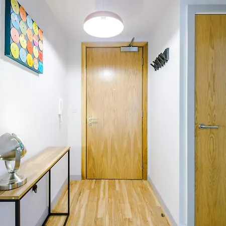High Reviewed 1-bed With Parking Location Ferienhaus Liverpool