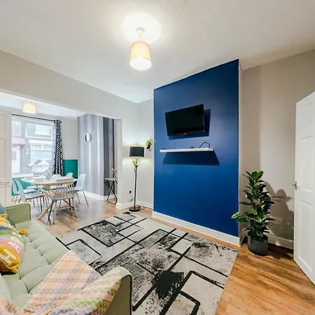 The Shamrock Stadium Side Retreat - Spacious House - Free Parking Дом отдыха