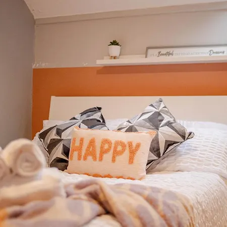Дом отдыха The Shamrock Stadium Side Retreat - Spacious House - Free Parking