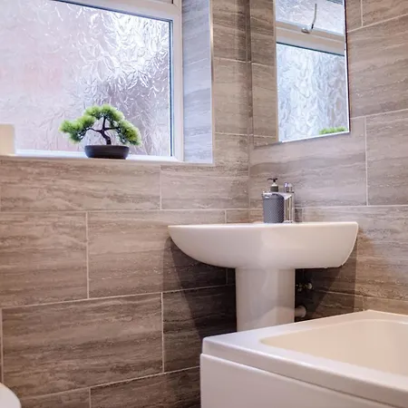 The Shamrock Stadium Side Retreat - Spacious House - Free Parking Дом отдыха Ливерпуль