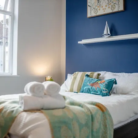 The Shamrock Stadium Side Retreat - Spacious House - Free Parking Дом отдыха *
