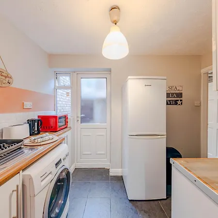 The Shamrock Stadium Side Retreat - Spacious House - Free Parking *