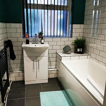 Spacious Flat For Contractors Near Football Grounds * Liverpool