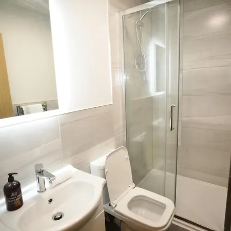 Elegant Base In - Cozy 1-bed For Business & Relaxation Lägenhet *