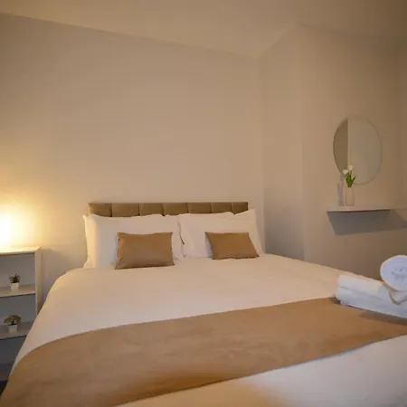 Elegant Base In - Cozy 1-bed For Business & Relaxation *