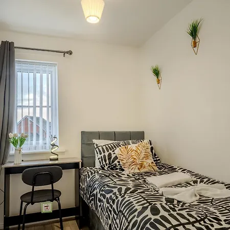 Apartamento 5-beds In Quiet Three Bedroom House Near Anfield Stadium, Free Parking *