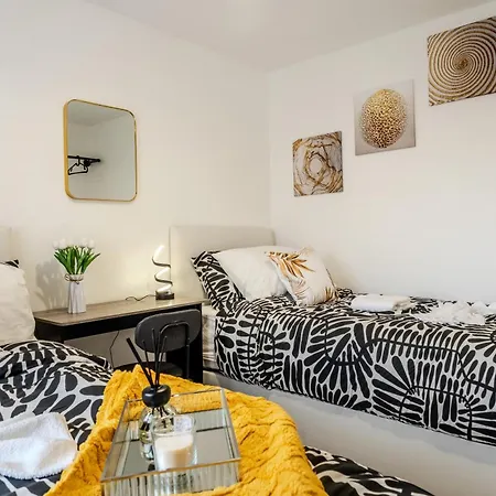 5-beds In Quiet Three Bedroom House Near Anfield Stadium, Free Parking Apartamento