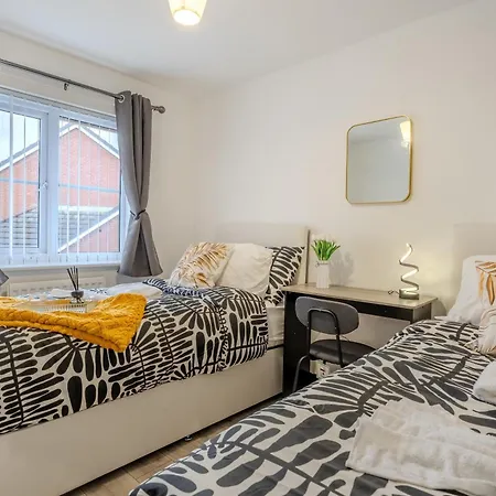 5-beds In Quiet Three Bedroom House Near Anfield Stadium, Free Parking *
