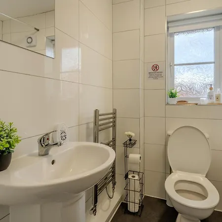 Apartamento 5-beds In Quiet Three Bedroom House Near Anfield Stadium, Free Parking *