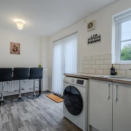 Apartamento 5-beds In Quiet Three Bedroom House Near Anfield Stadium, Free Parking Liverpool