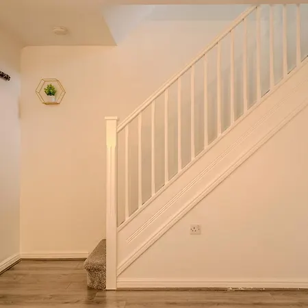 5-beds In Quiet Three Bedroom House Near Anfield Stadium, Free Parking *