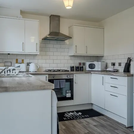 5-beds In Quiet Three Bedroom House Near Anfield Stadium, Free Parking Liverpool