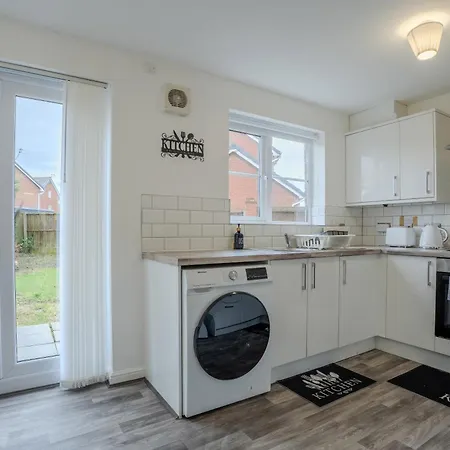 5-beds In Quiet Three Bedroom House Near Anfield Stadium, Free Parking * Liverpool