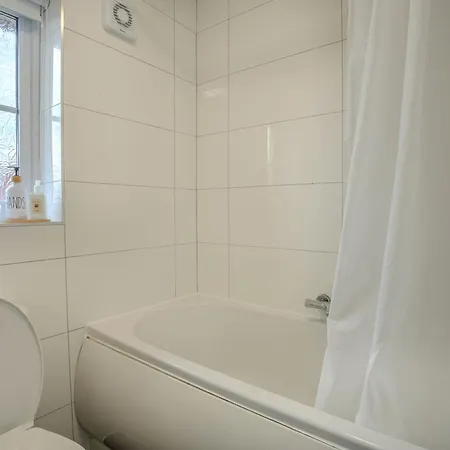 5-beds In Quiet Three Bedroom House Near Anfield Stadium, Free Parking